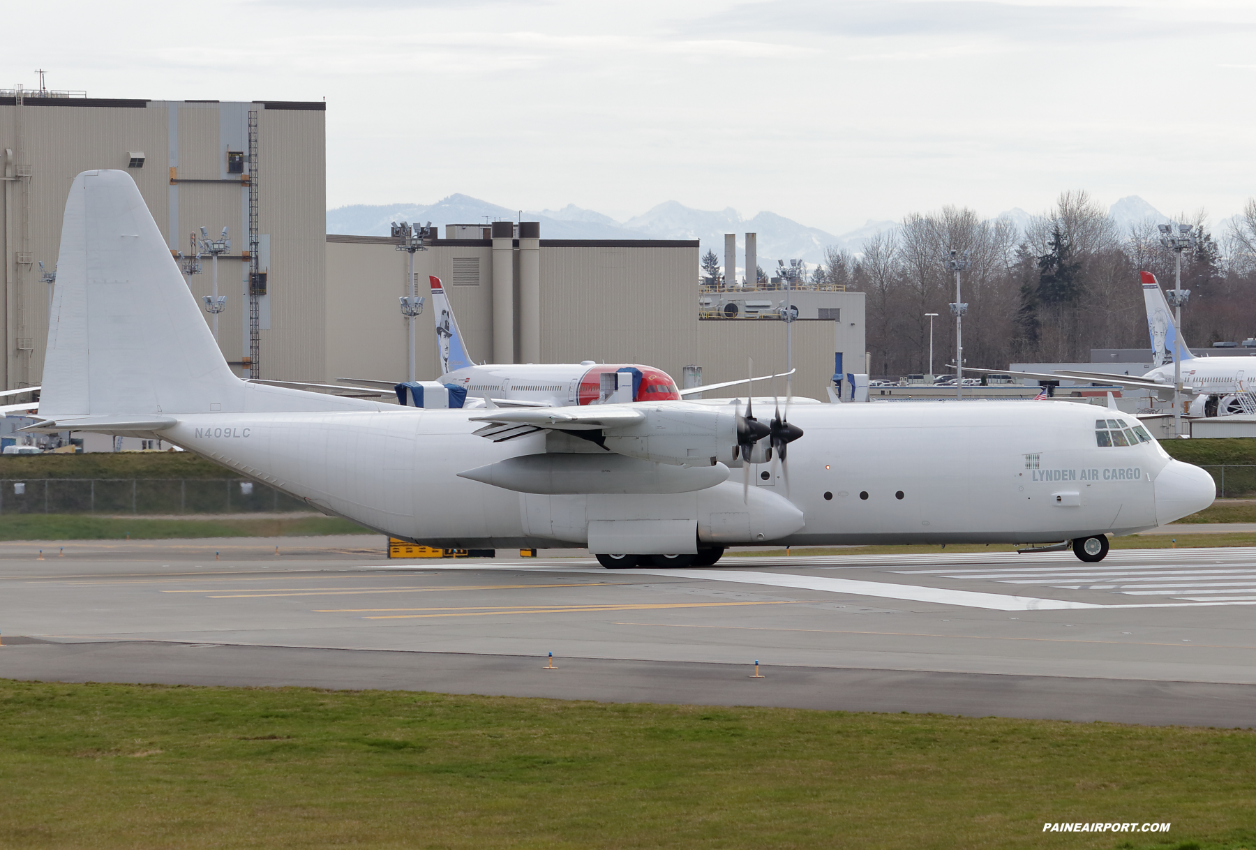 N409LC at Paine Field