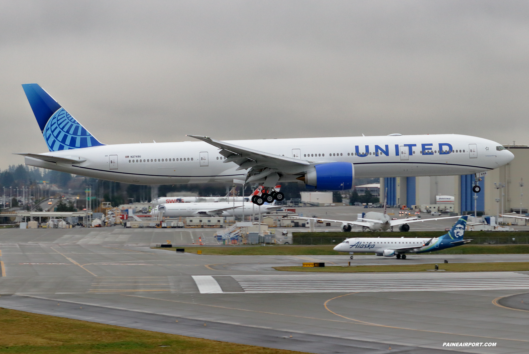 United Airlines 777 N2749U at Paine Field