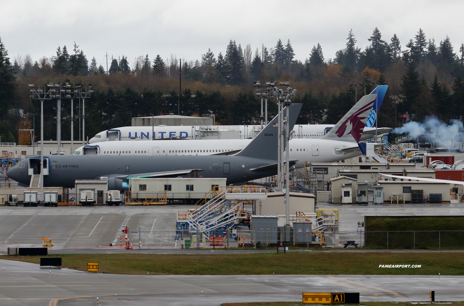 United Airlines 777 N2749U at Paine Field