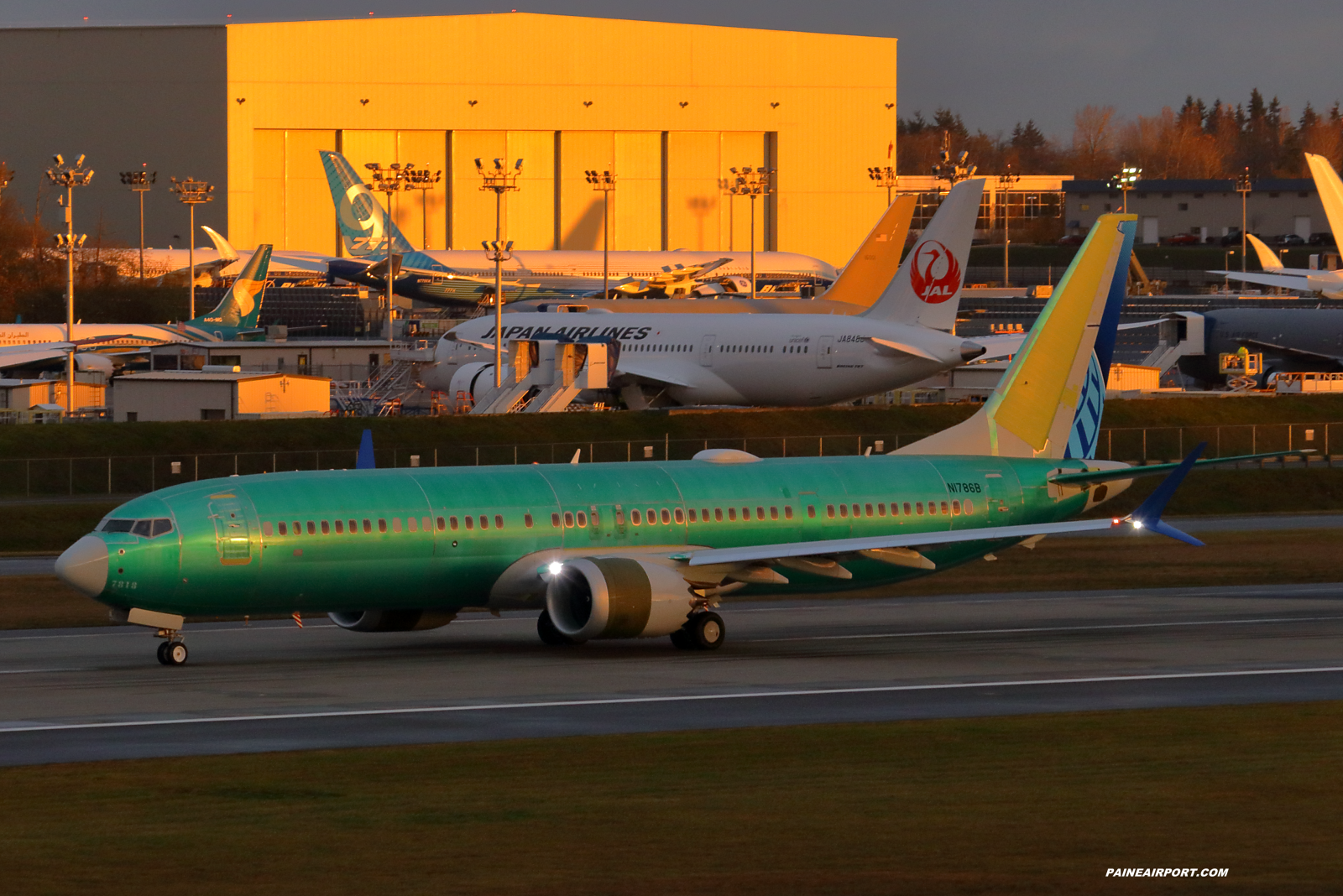 737 line 7818 at Paine Field 