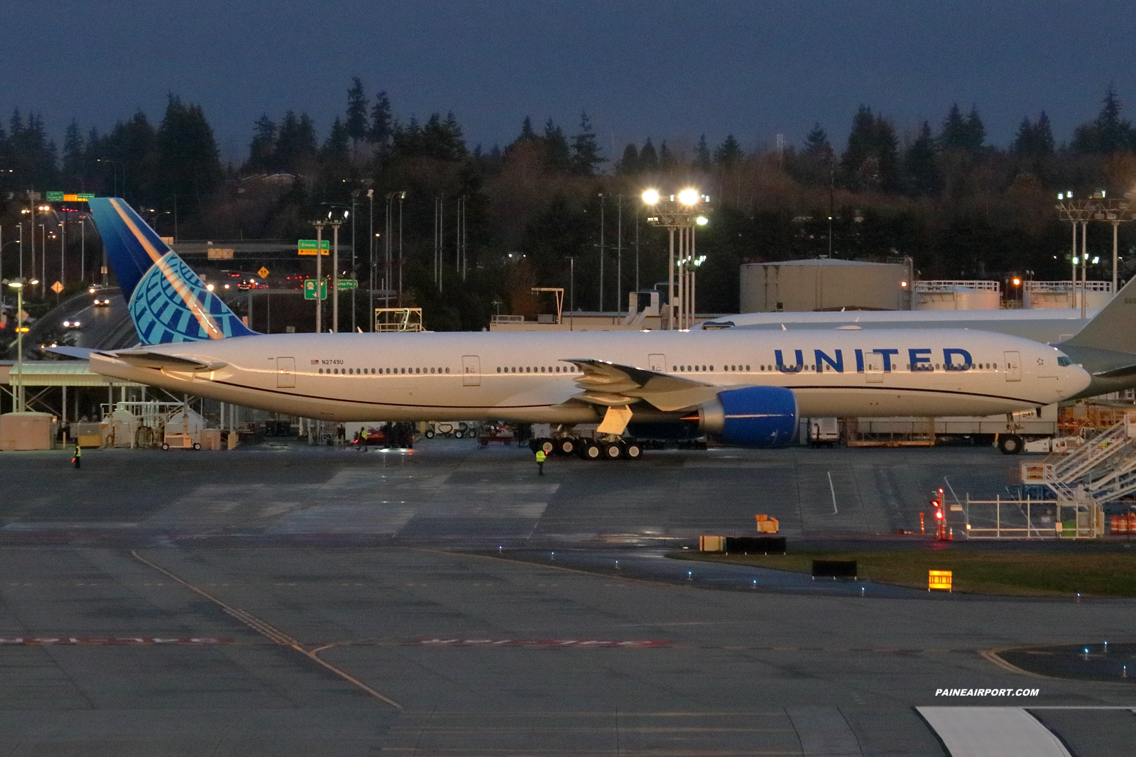 United Airlines 777 N2749U at Paine Field