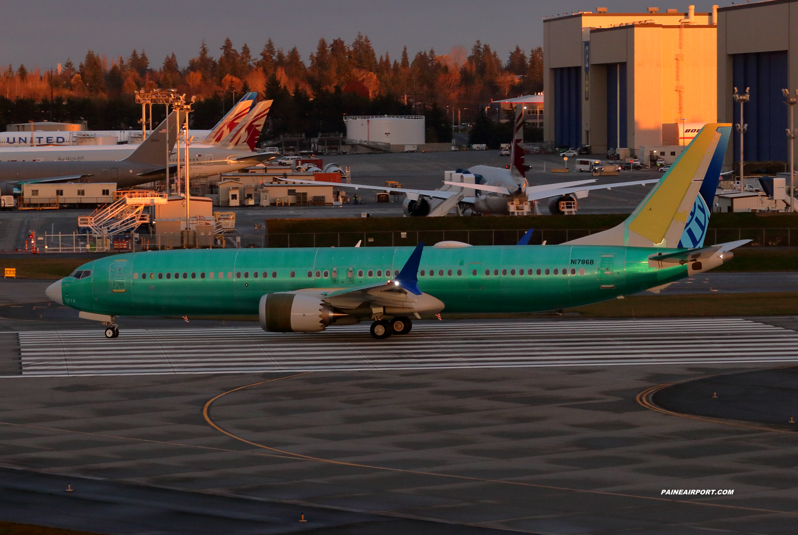 United Airlines 737 line 7818 at Paine Field