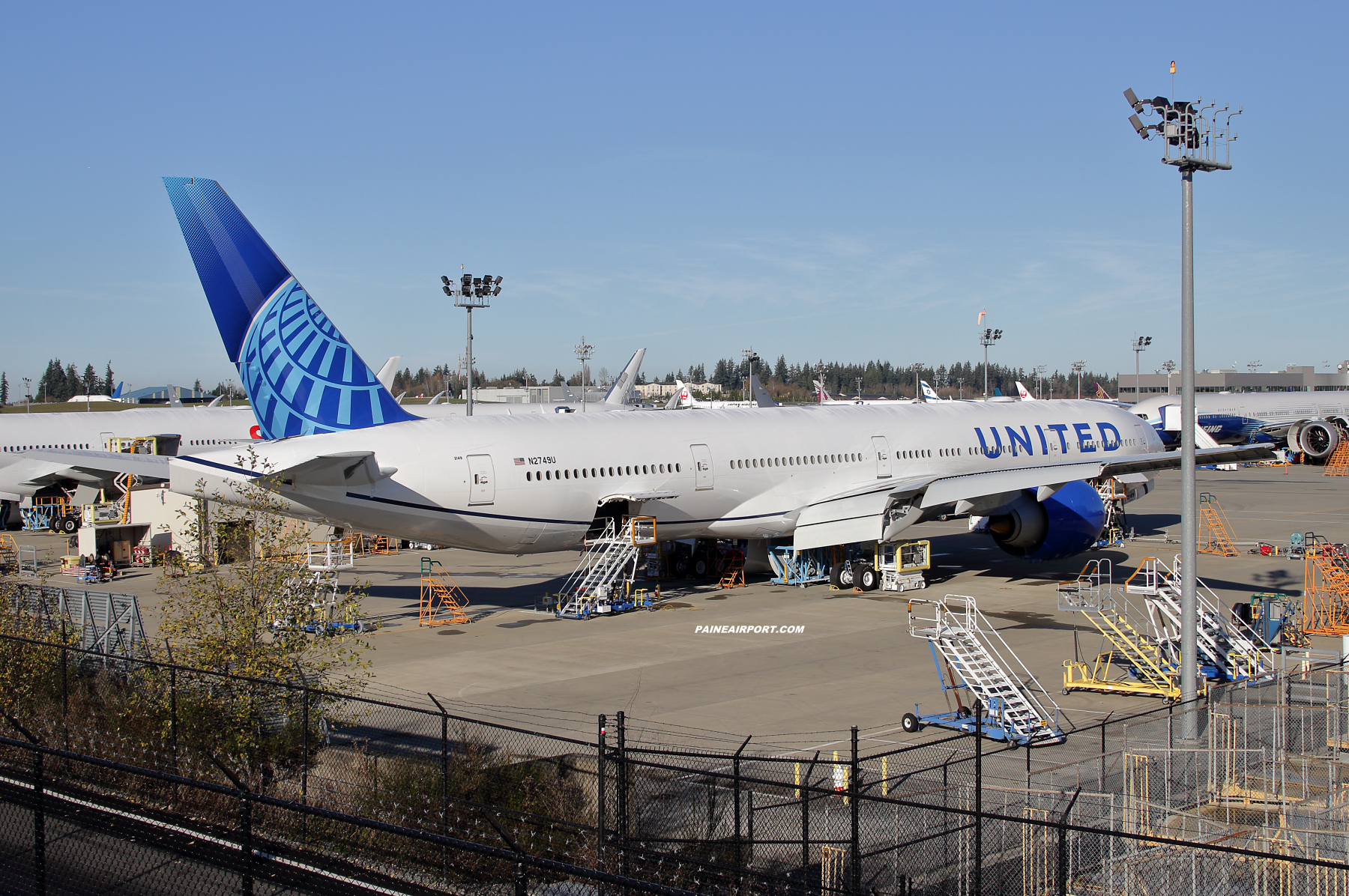 United Airlines 777 N2749U at Paine Field