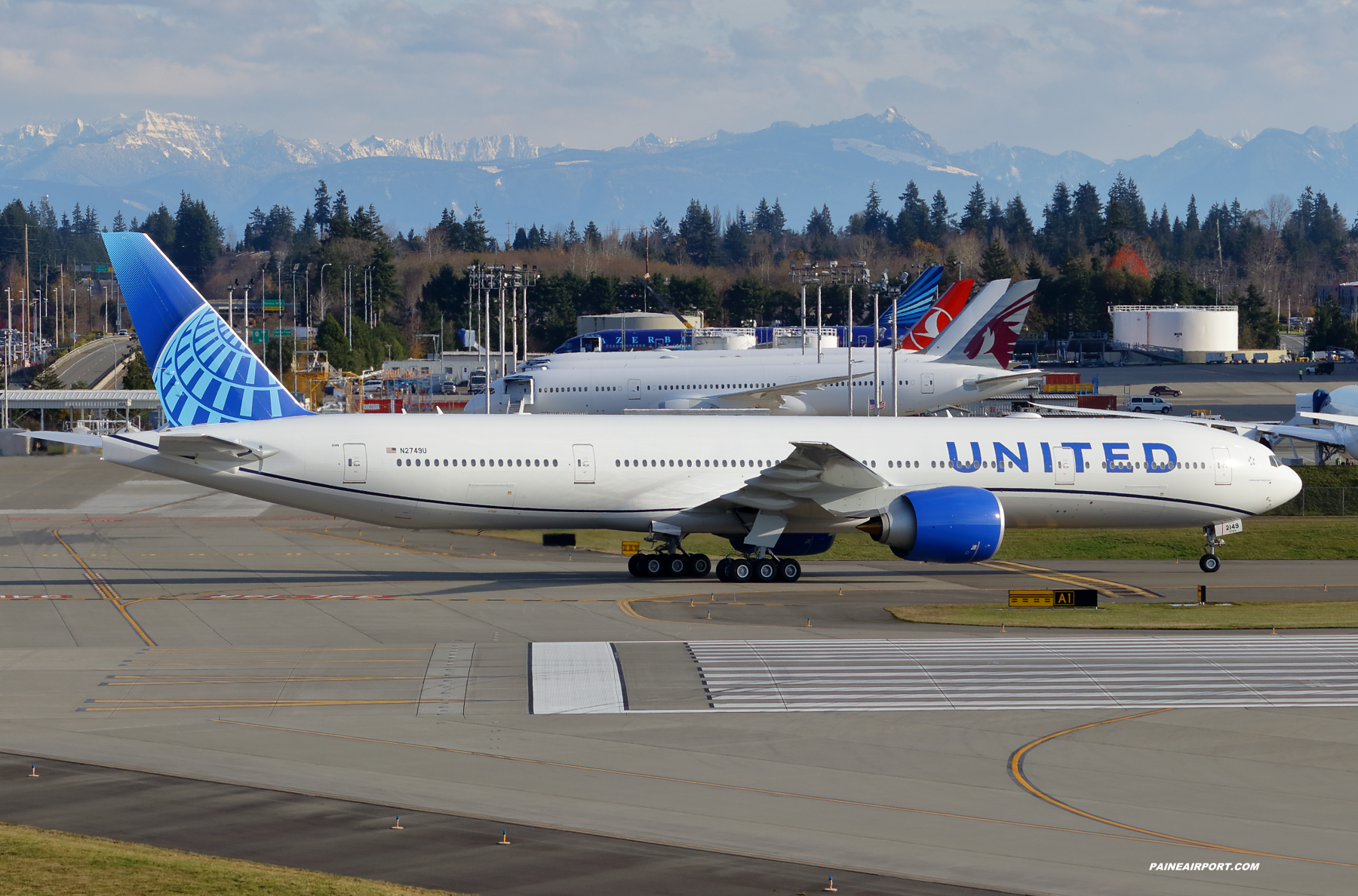 United Airlines 777 N2749U at Paine Field