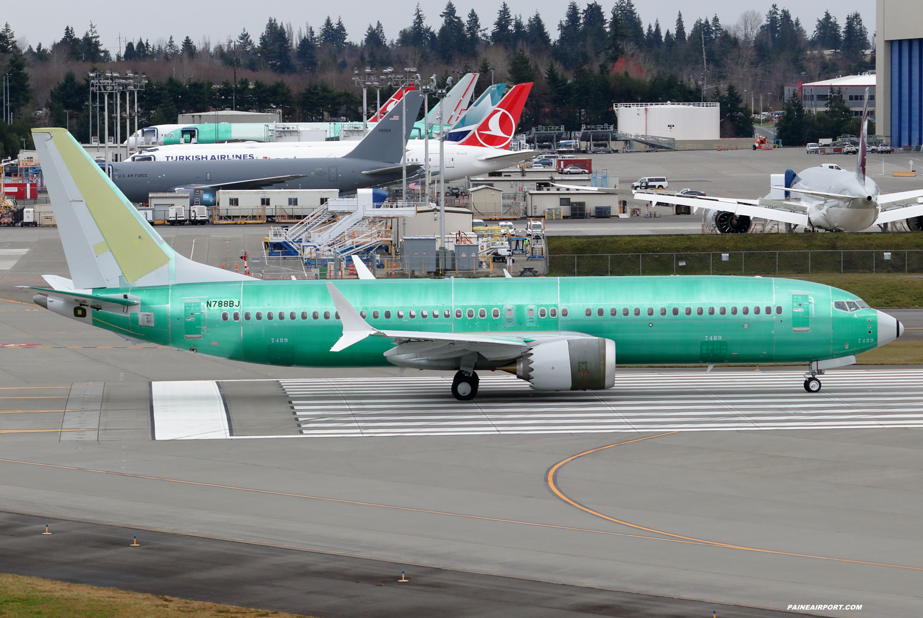 737 N788BJ at Paine Field