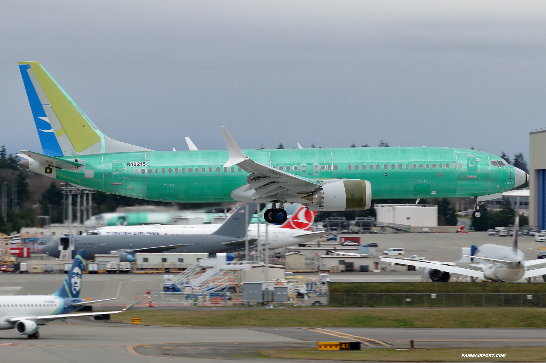 737 N40215 at Paine Field