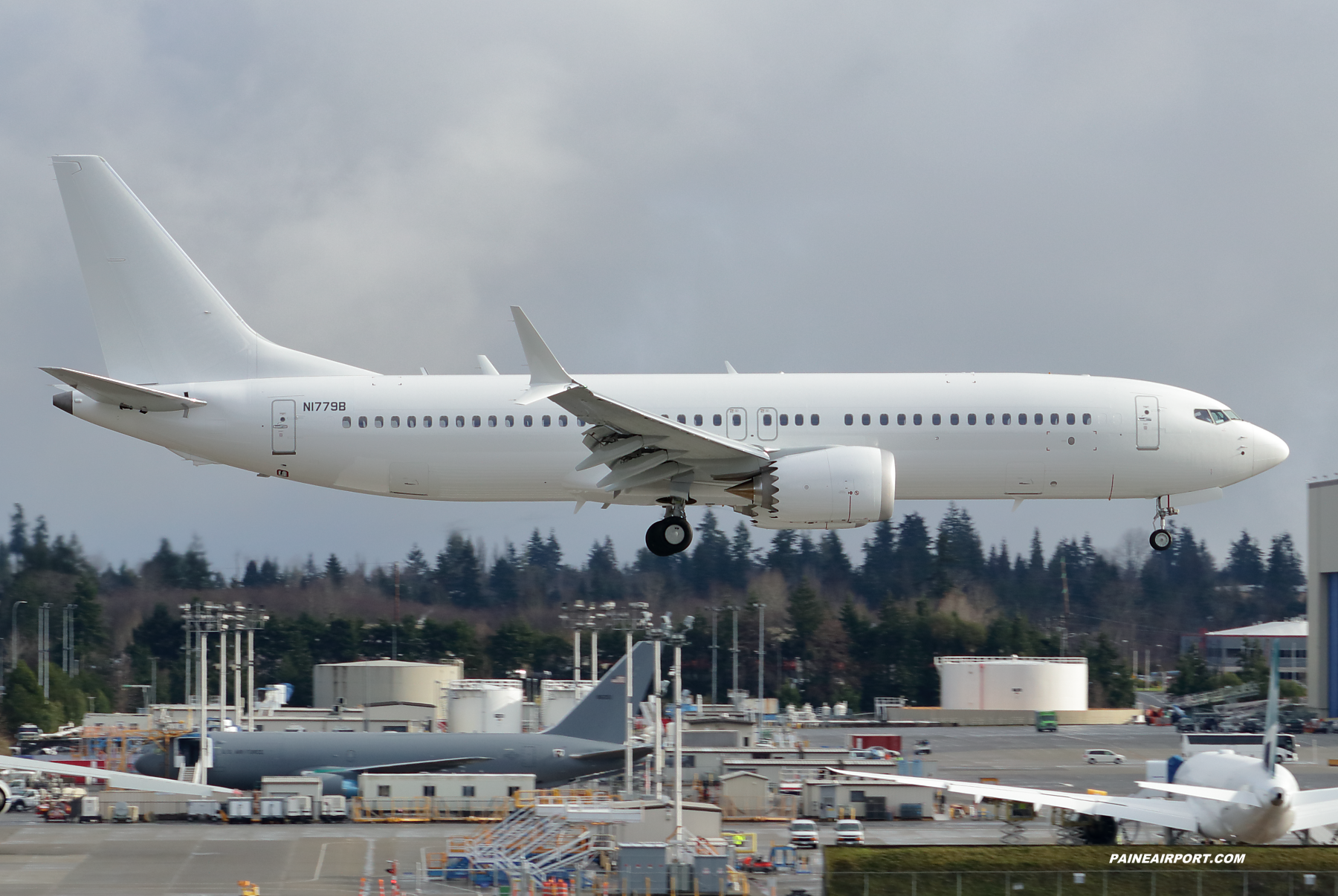 737 N1779B at Paine Field