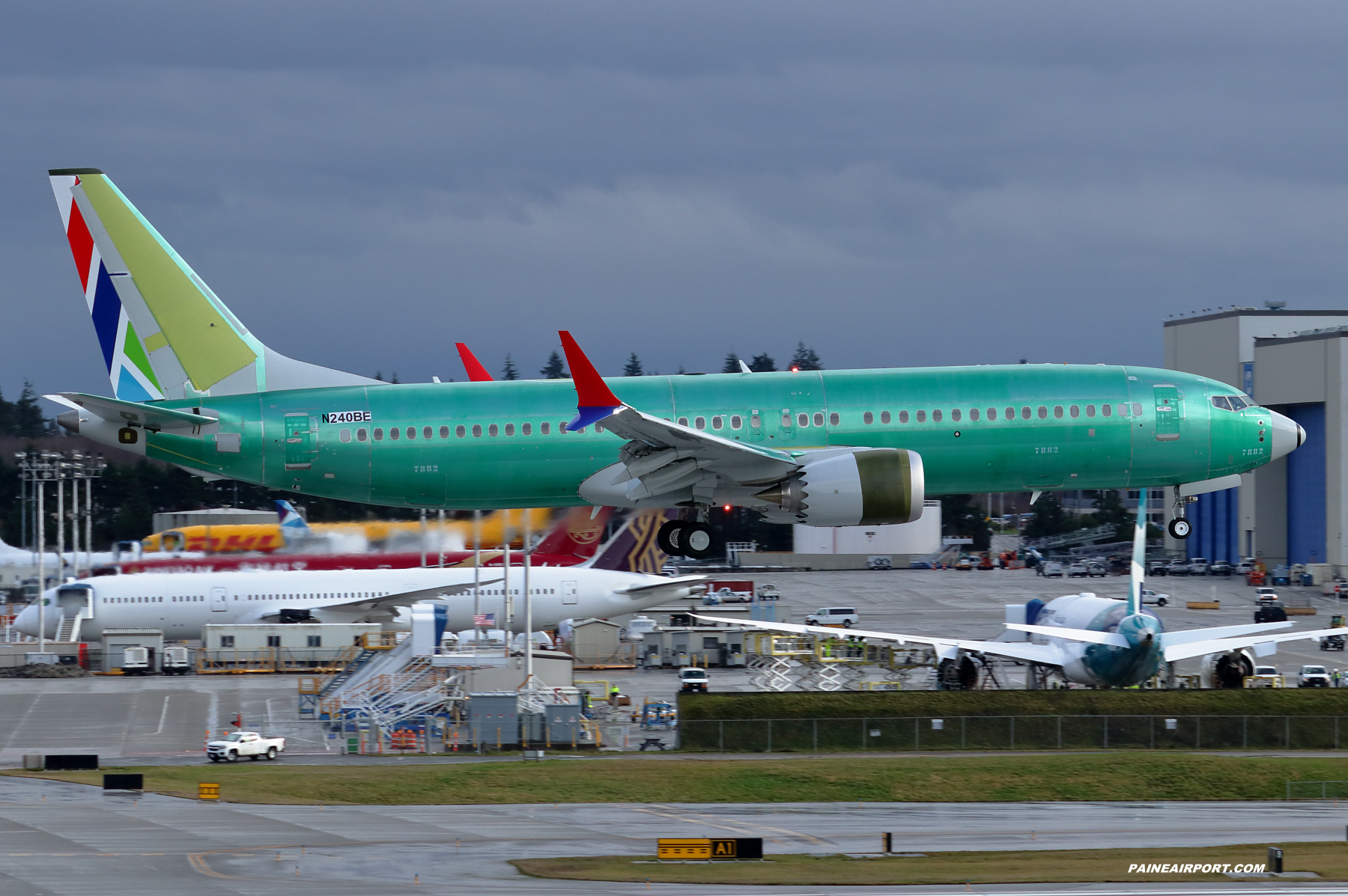 737 N240BE at Paine Field