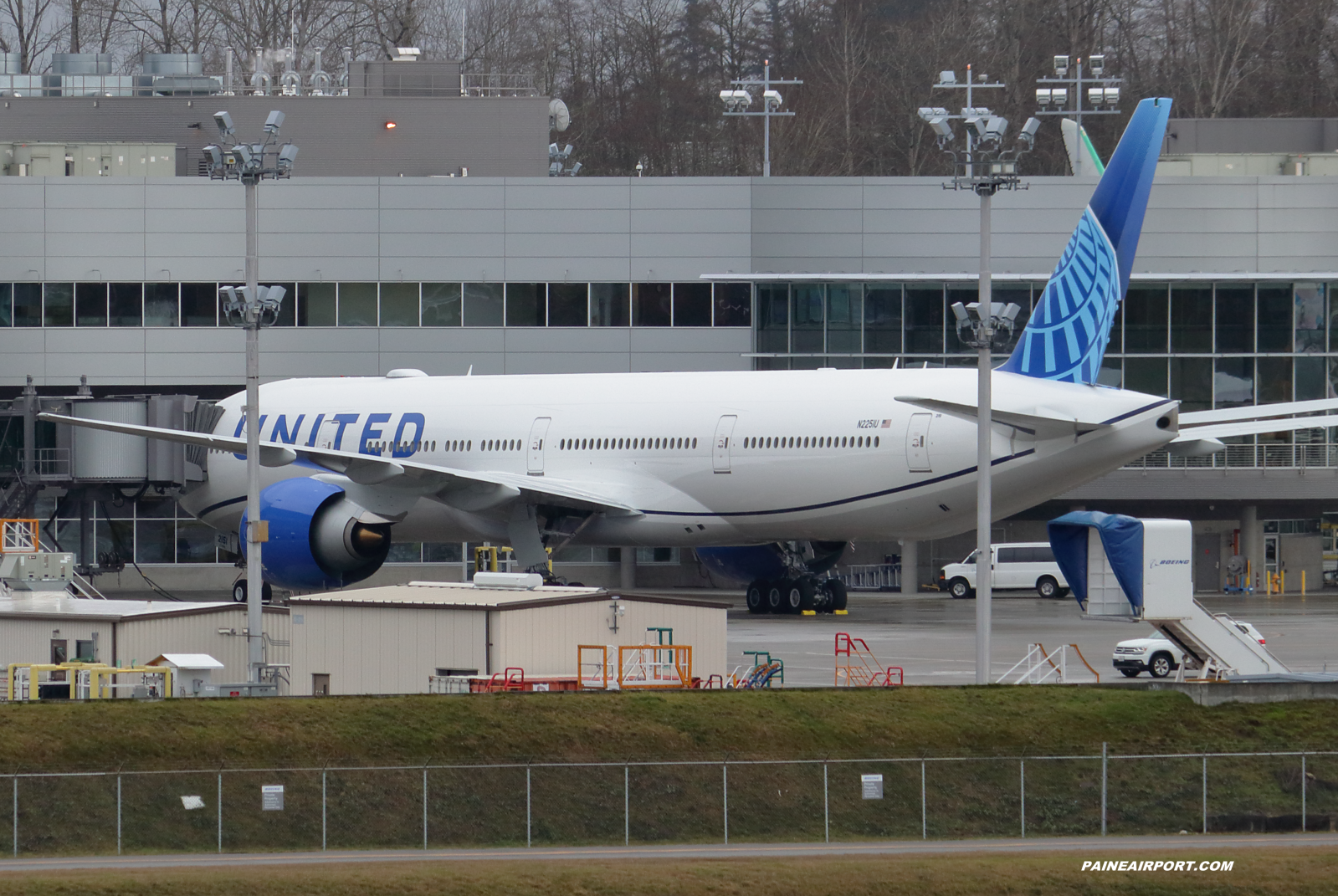 United Airlines 777 N2251U at Paine Field