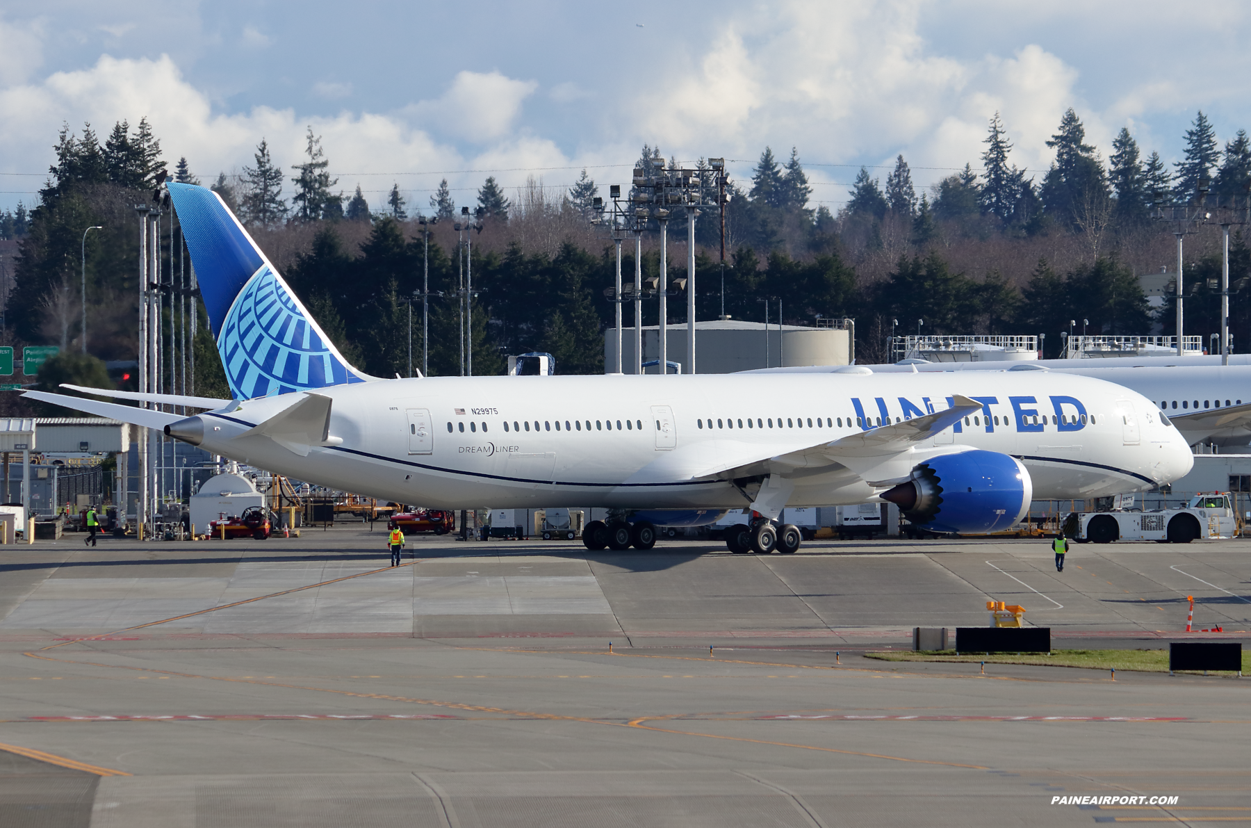 United Airlines 787-9 N29975at Paine Field