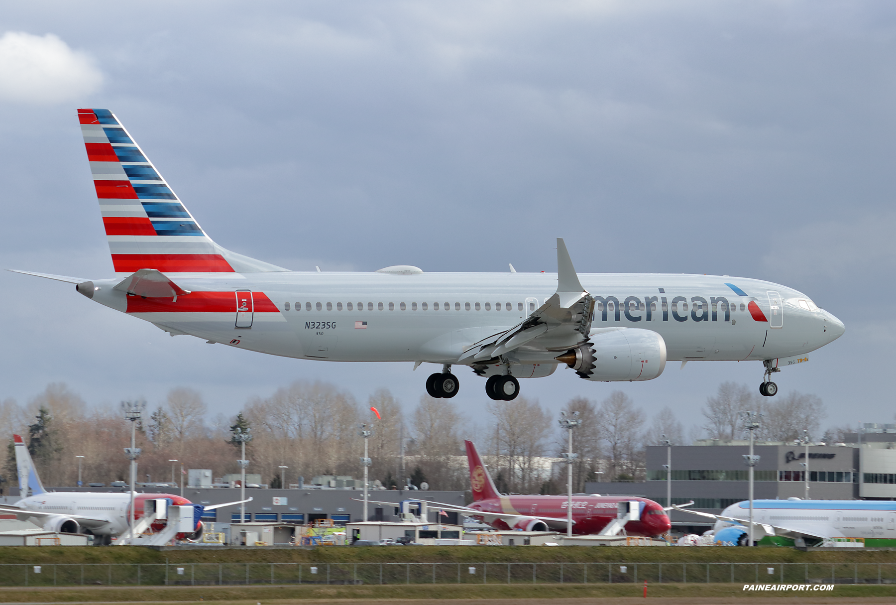 American Airlines 737 N323SG at Paine Field 