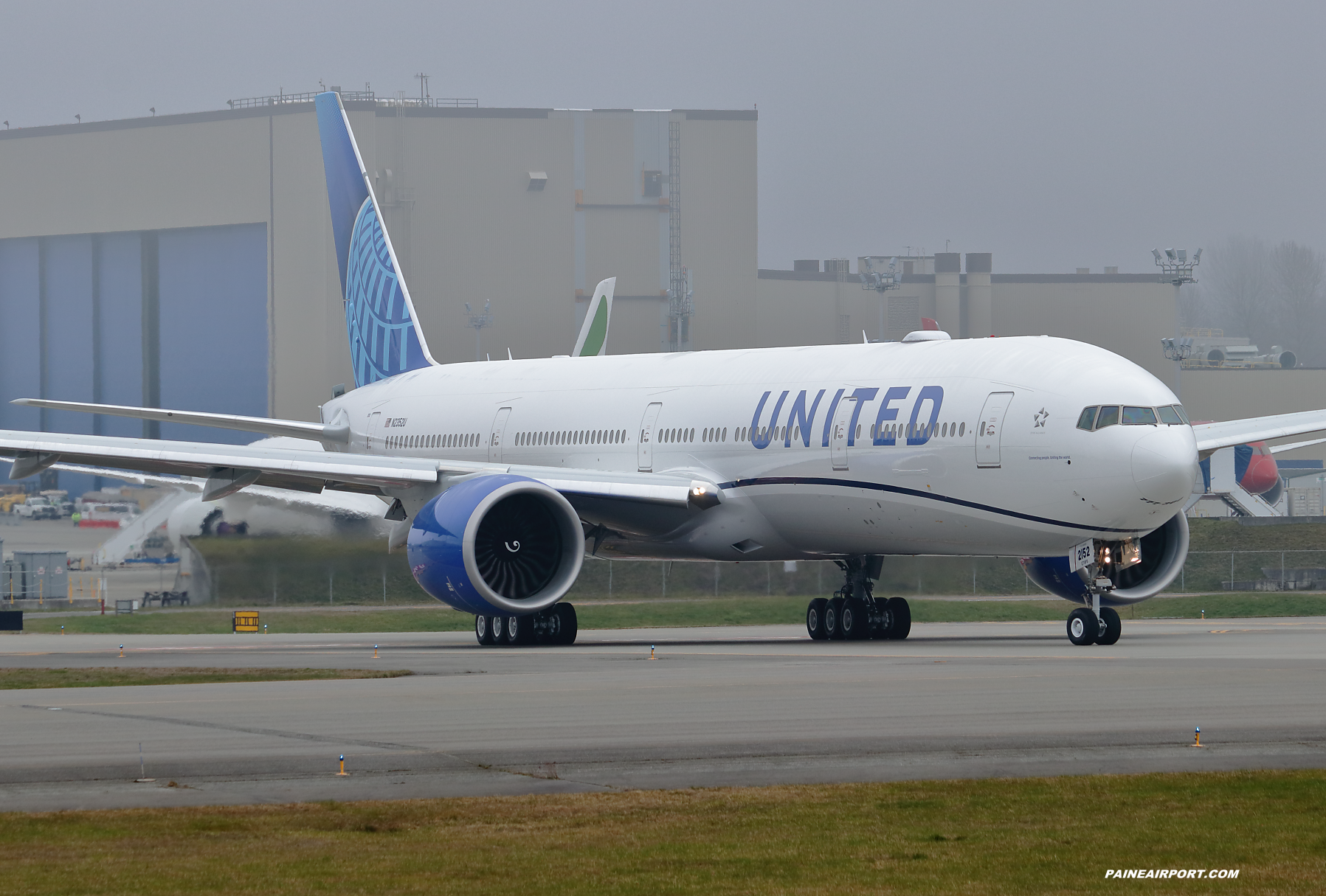 United Airlines 777 N2352U at Paine Field