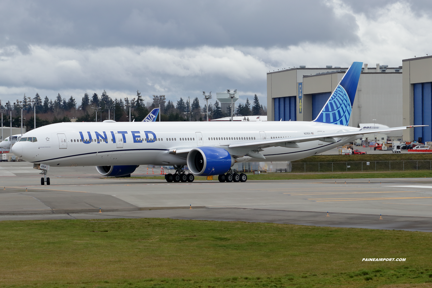 United Airlines 777 N2352U at Paine Field