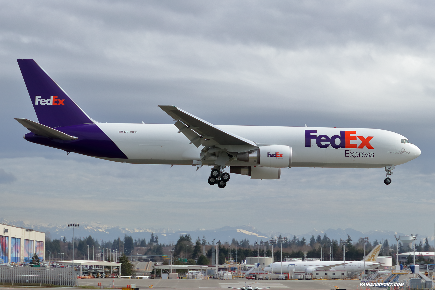 FedEx 767 N299FE at Paine Field