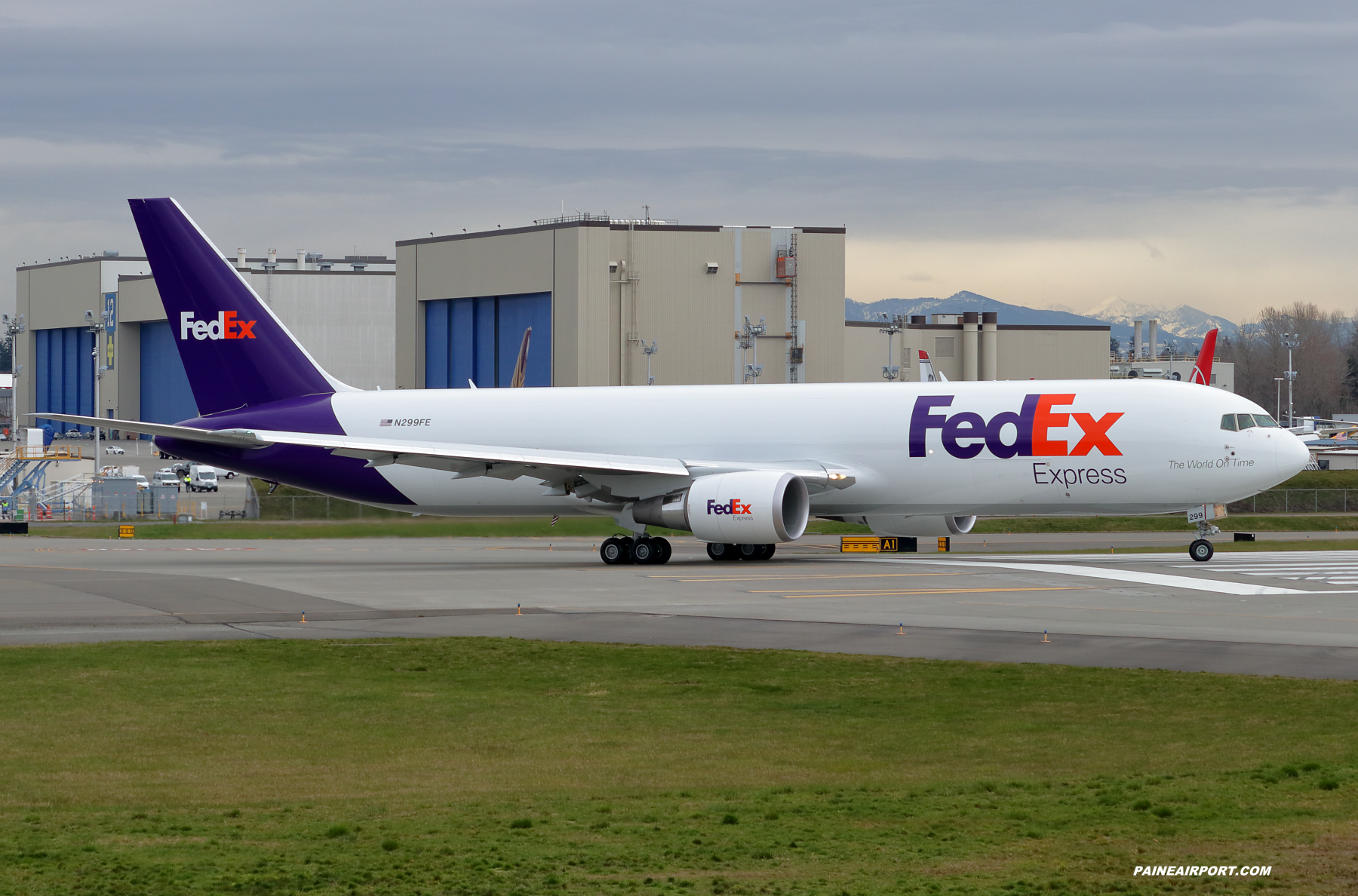 FedEx 767 N299FE at Paine Field