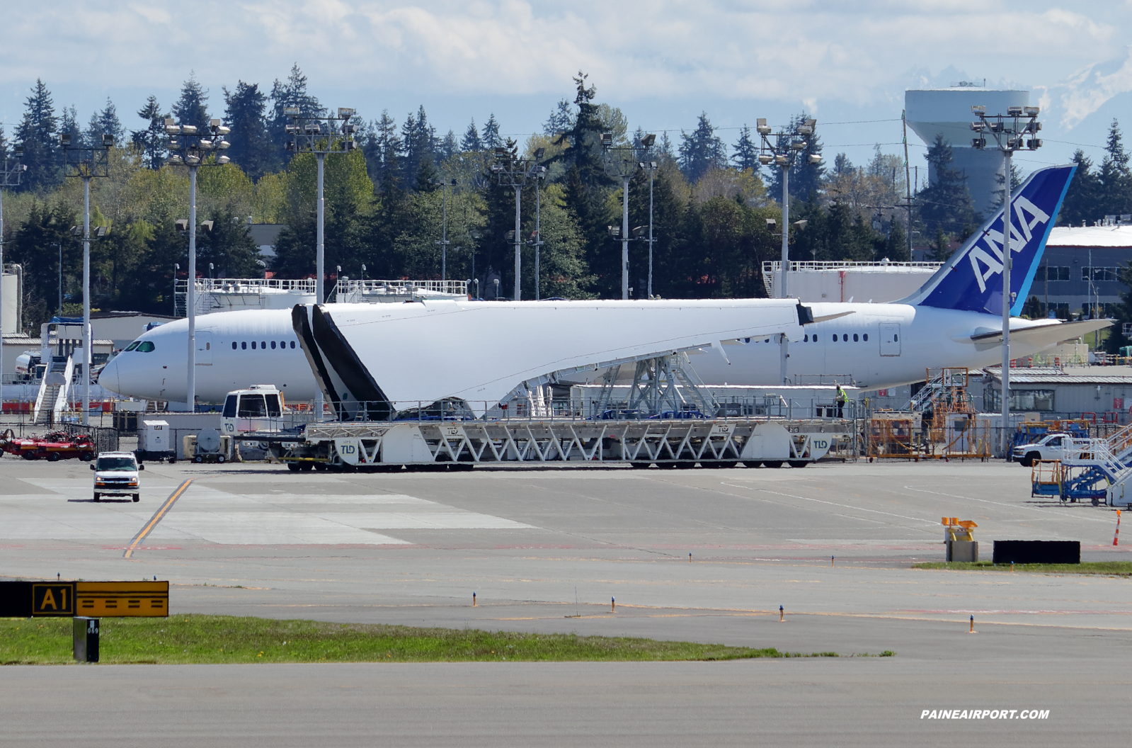 787 wings at Paine Field