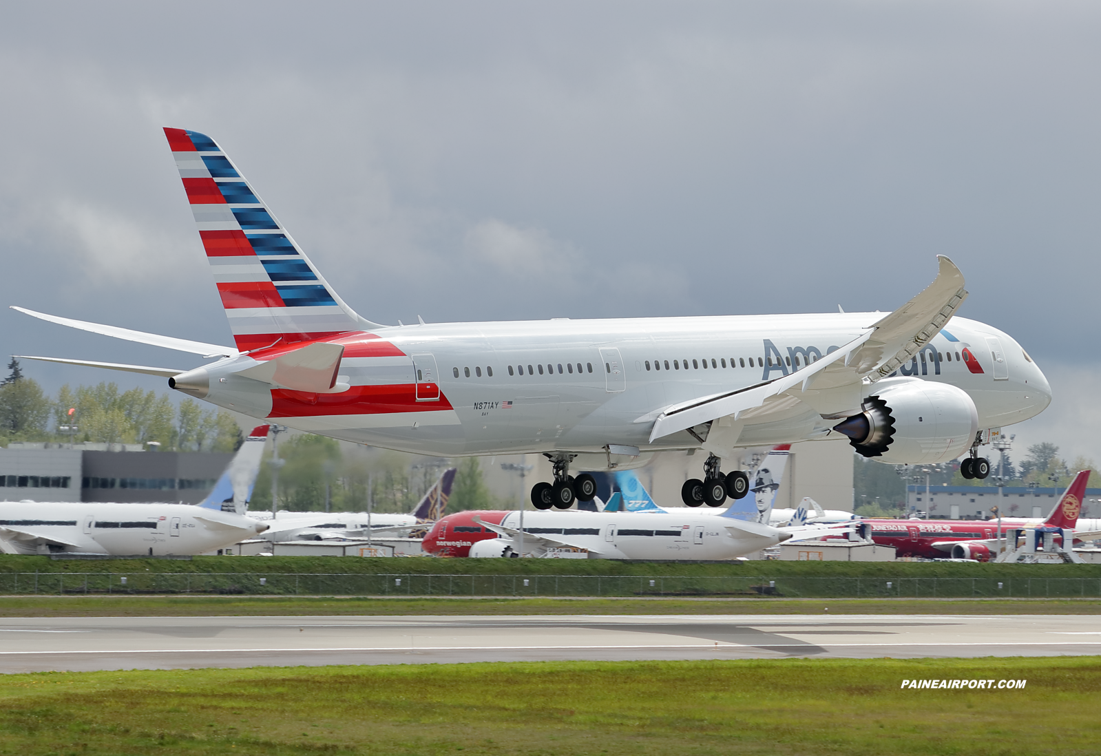 American Airlines 787-8 N871AY at Paine Field