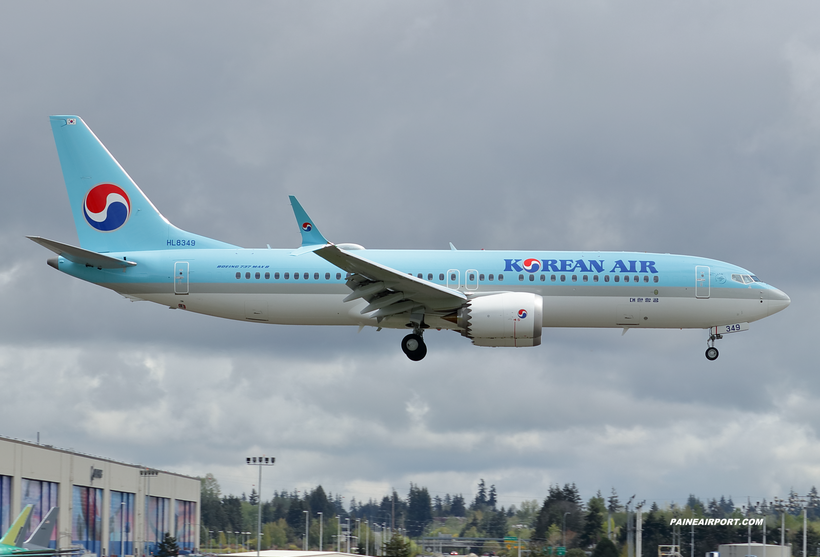 Korean Air 737 HL8349 at Paine Field