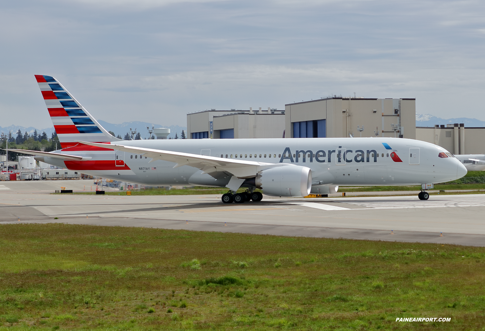 American Airlines 787-8 N871AY at Paine Field