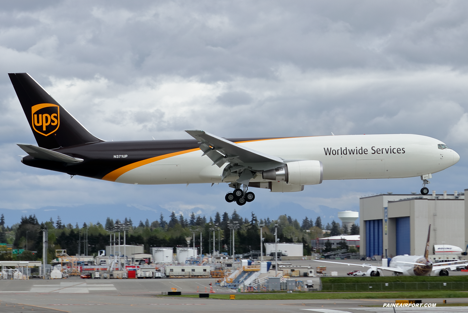 UPS 767 N371UP at Paine Field