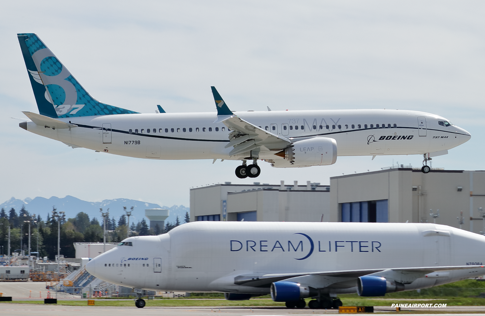 737 N1779B at Paine Field