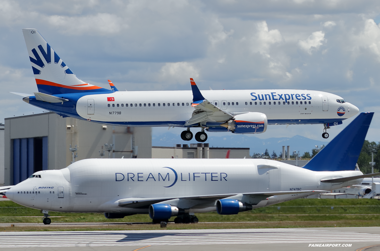 SunExpress 737 N1779B at Paine Field