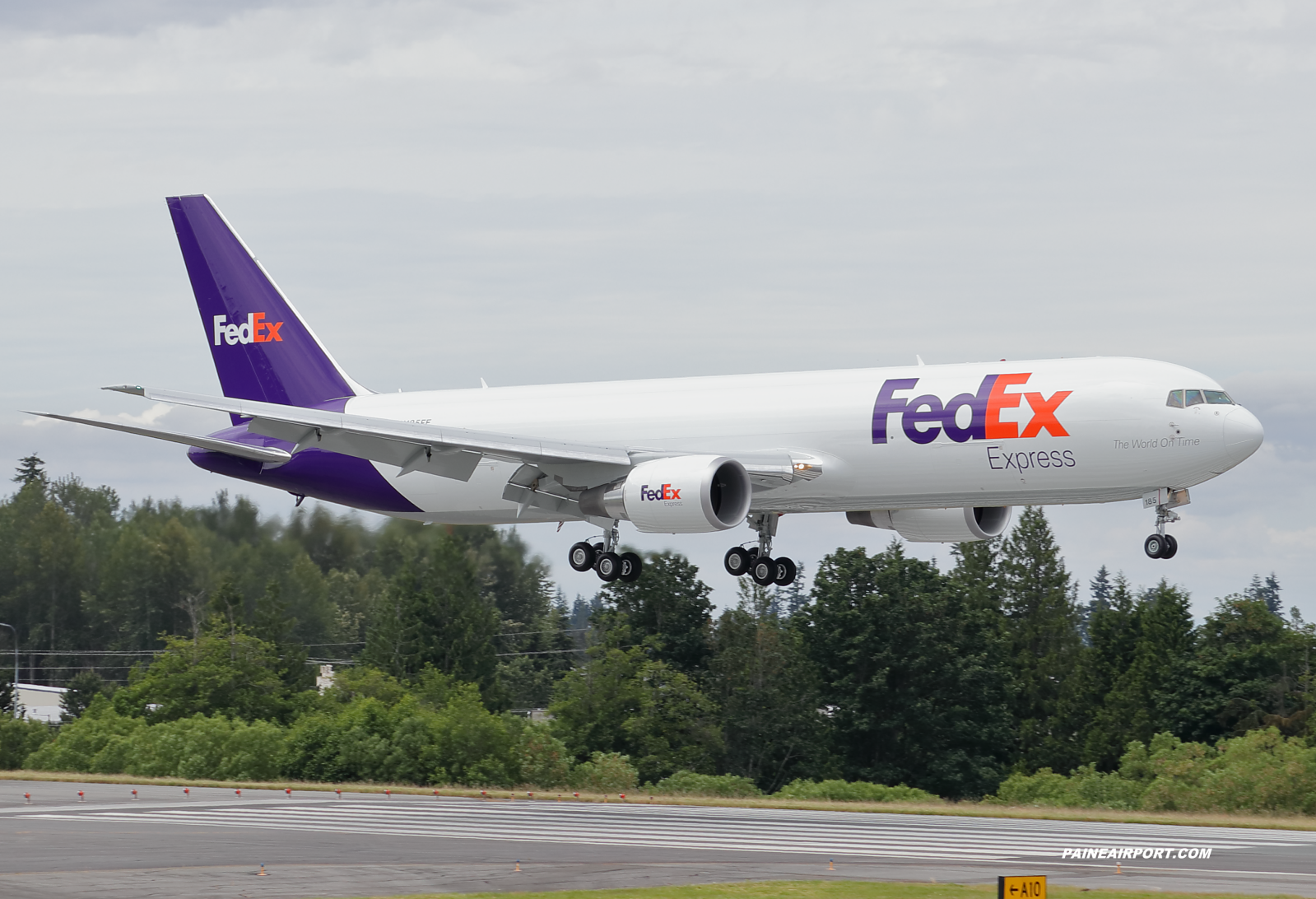 FedEx 767 N185FE at KPAE Paine Field