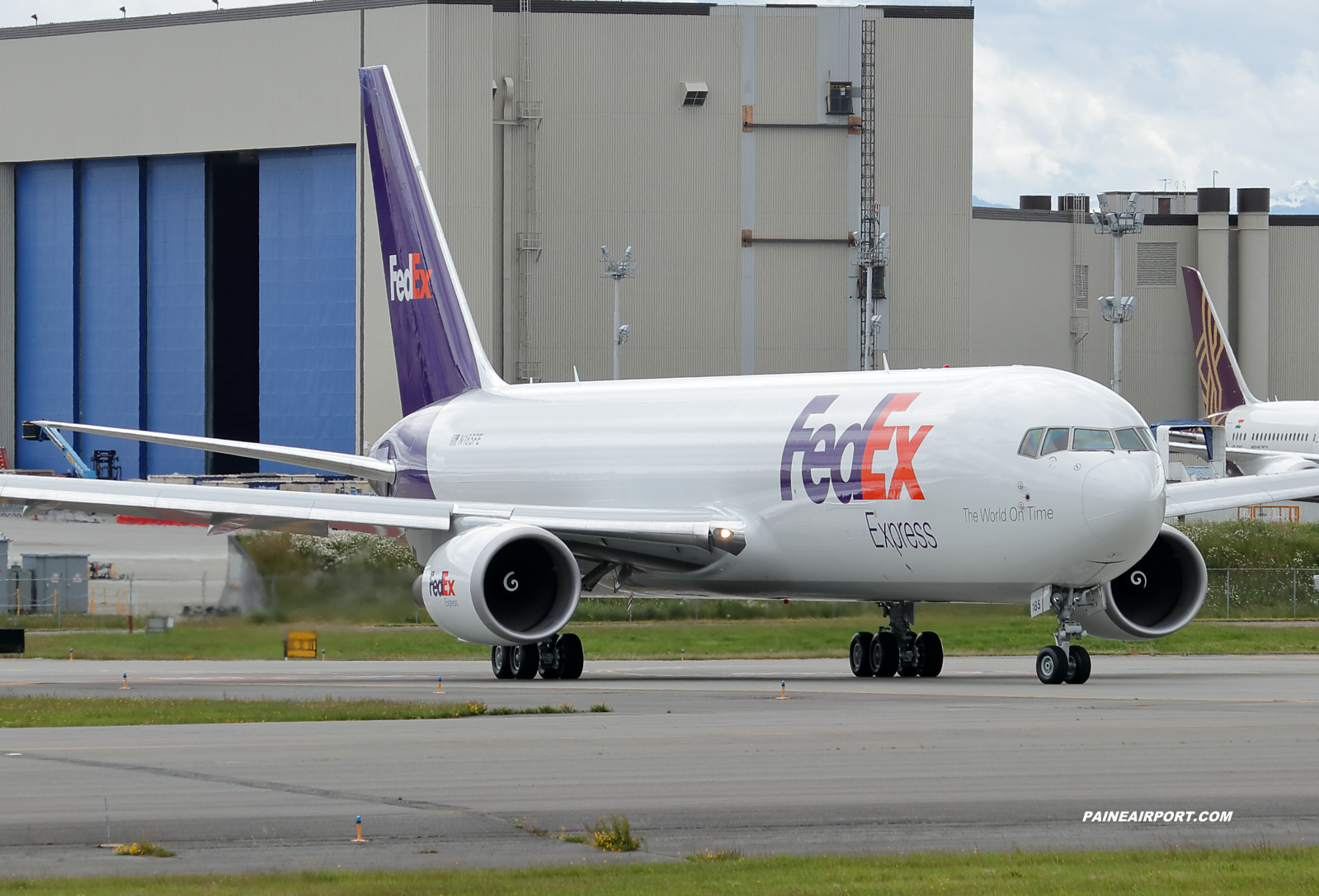 FedEx 767 N185FE at KPAE Paine Field