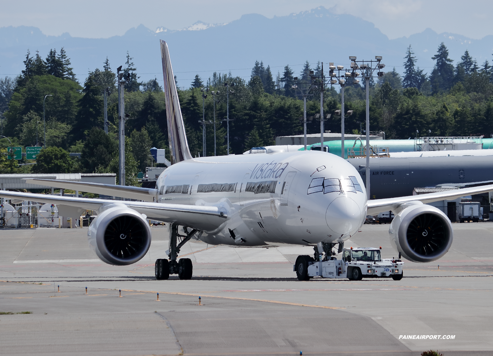 Vistara 787-9 at KPAE Paine Field