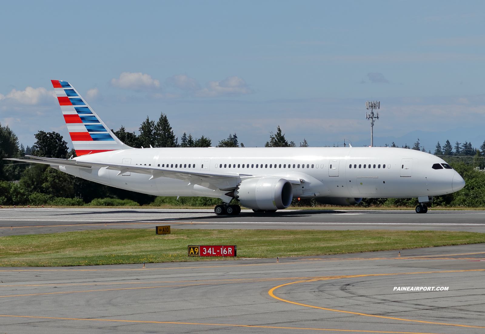 American Airlines 787-8 at KPAE Paine Field