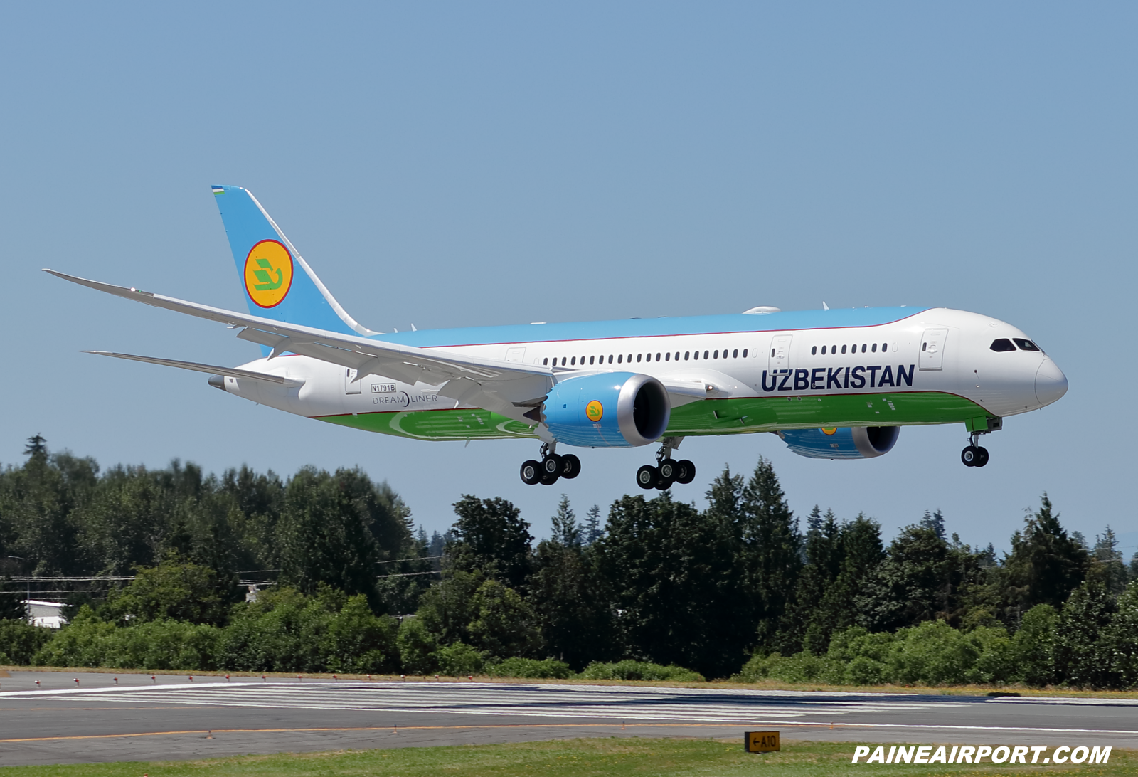 Uzbekistan 787-8 UK78706 at KPAE Paine Field