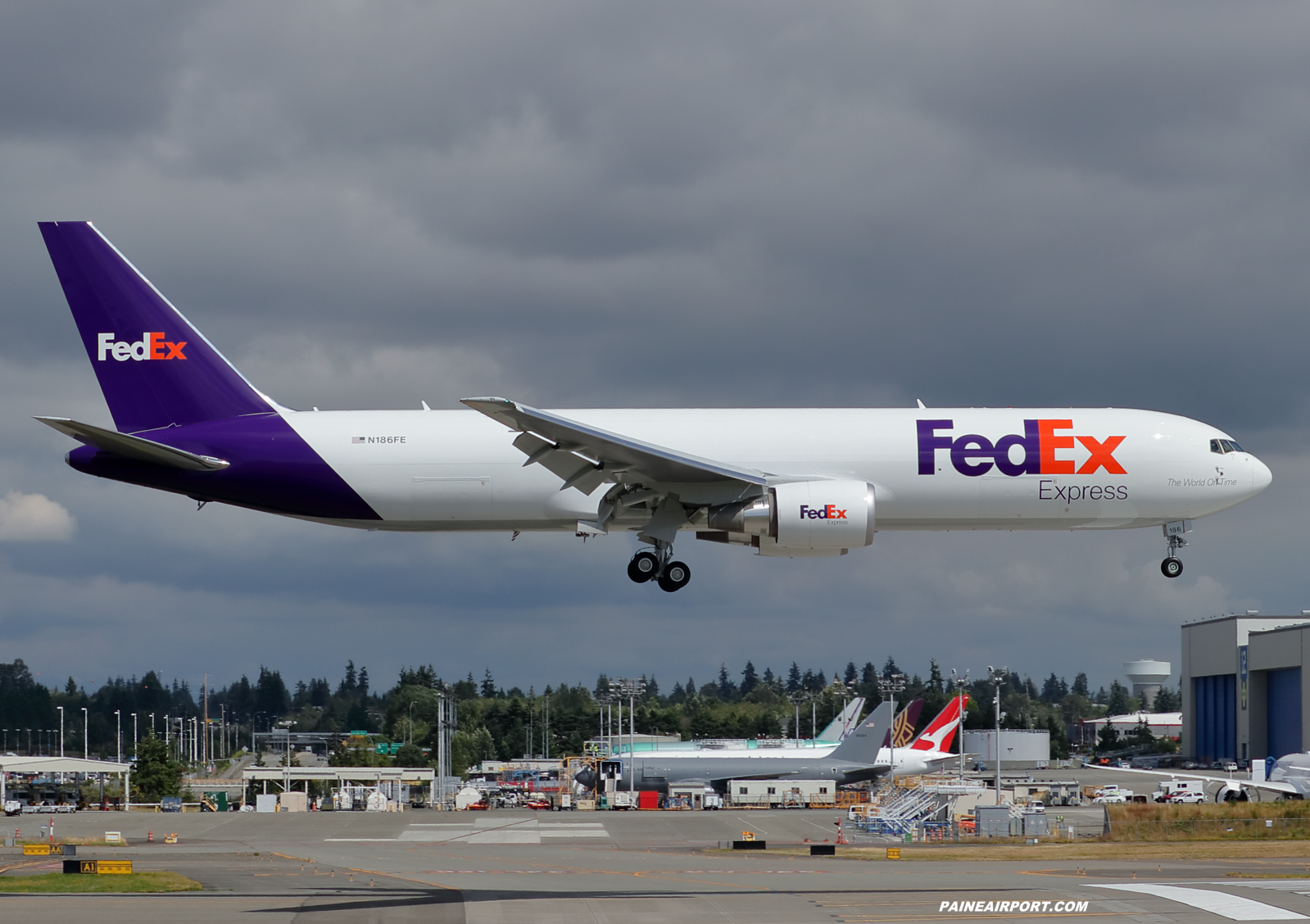 FedEx 767 N186FE at KPAE Paine Field