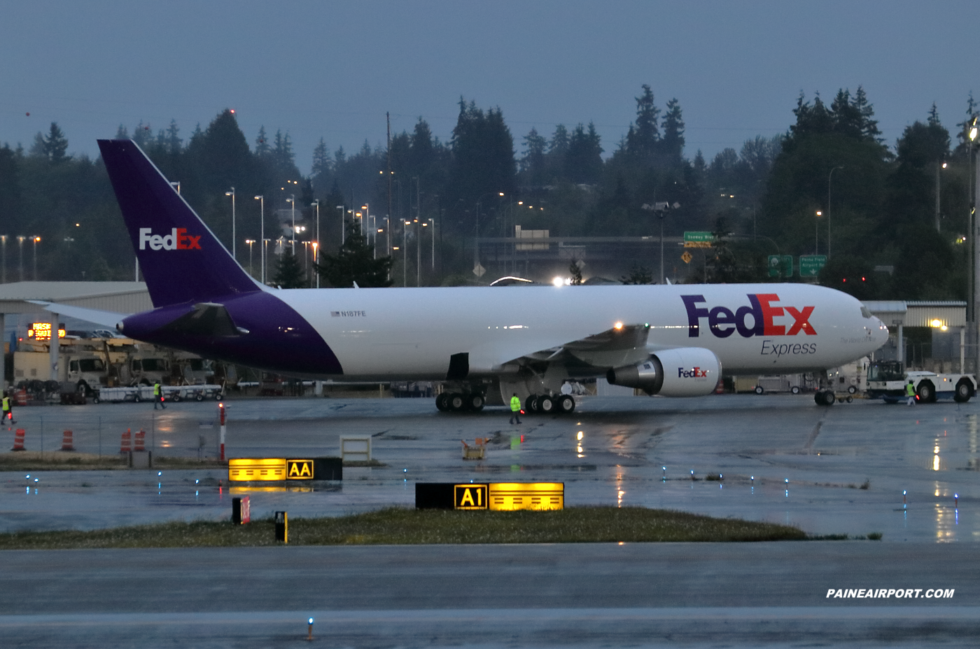 FedEx 767 N187FE at KPAE Paine Field