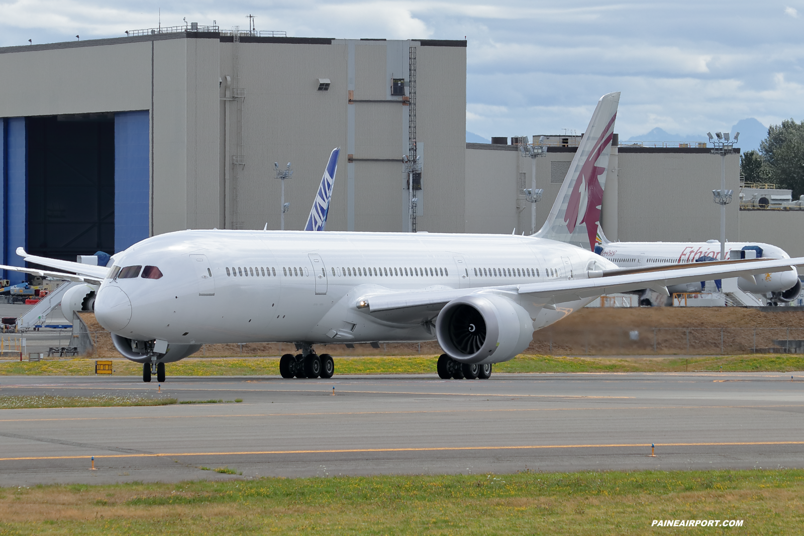 Qatar Airways 787-9 at KPAE Paine Field