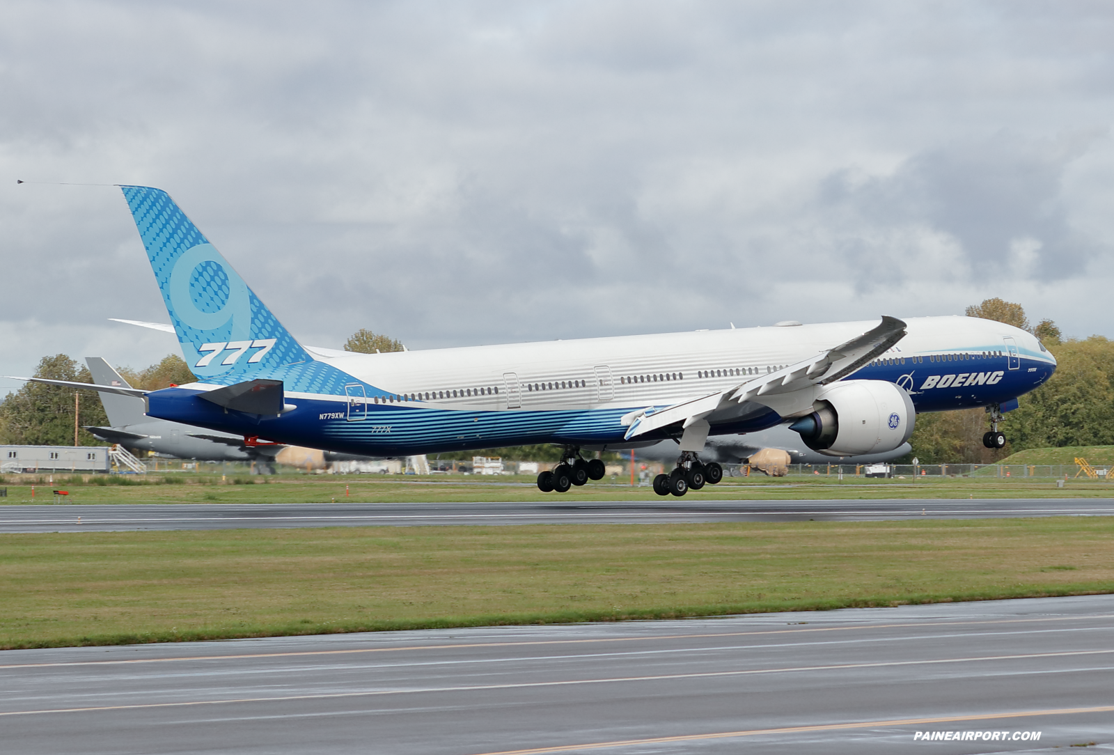 777-9 N779XW at KPAE Paine Field