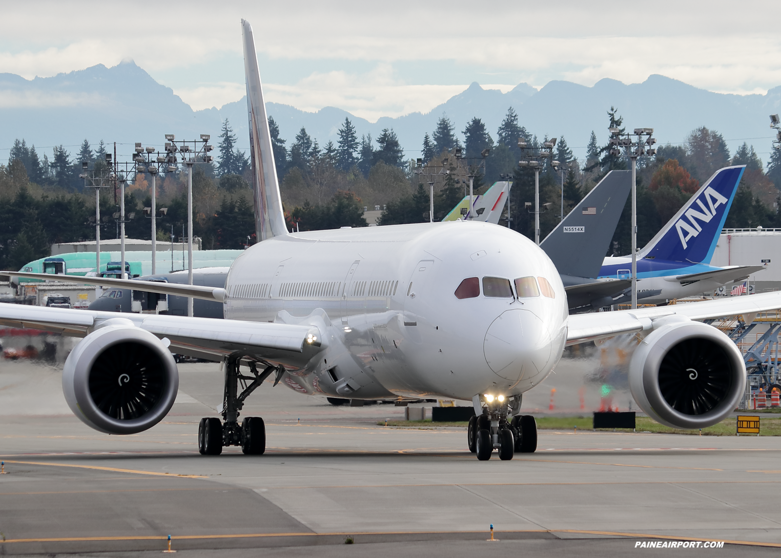 Qatar Airways 787-9 at KPAE Paine Field