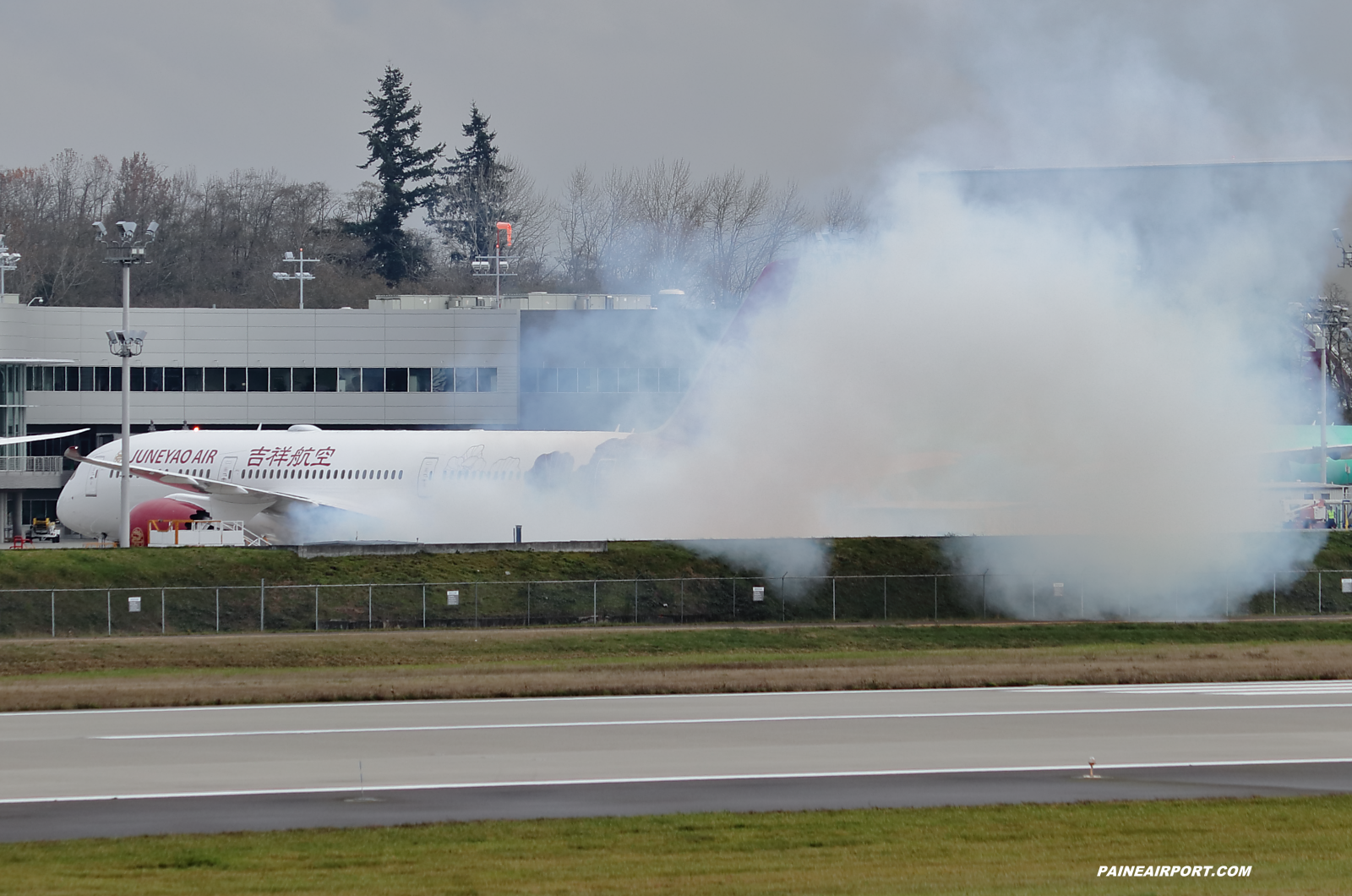 Juneyao Airlines 787-9 at KPAE Paine Field