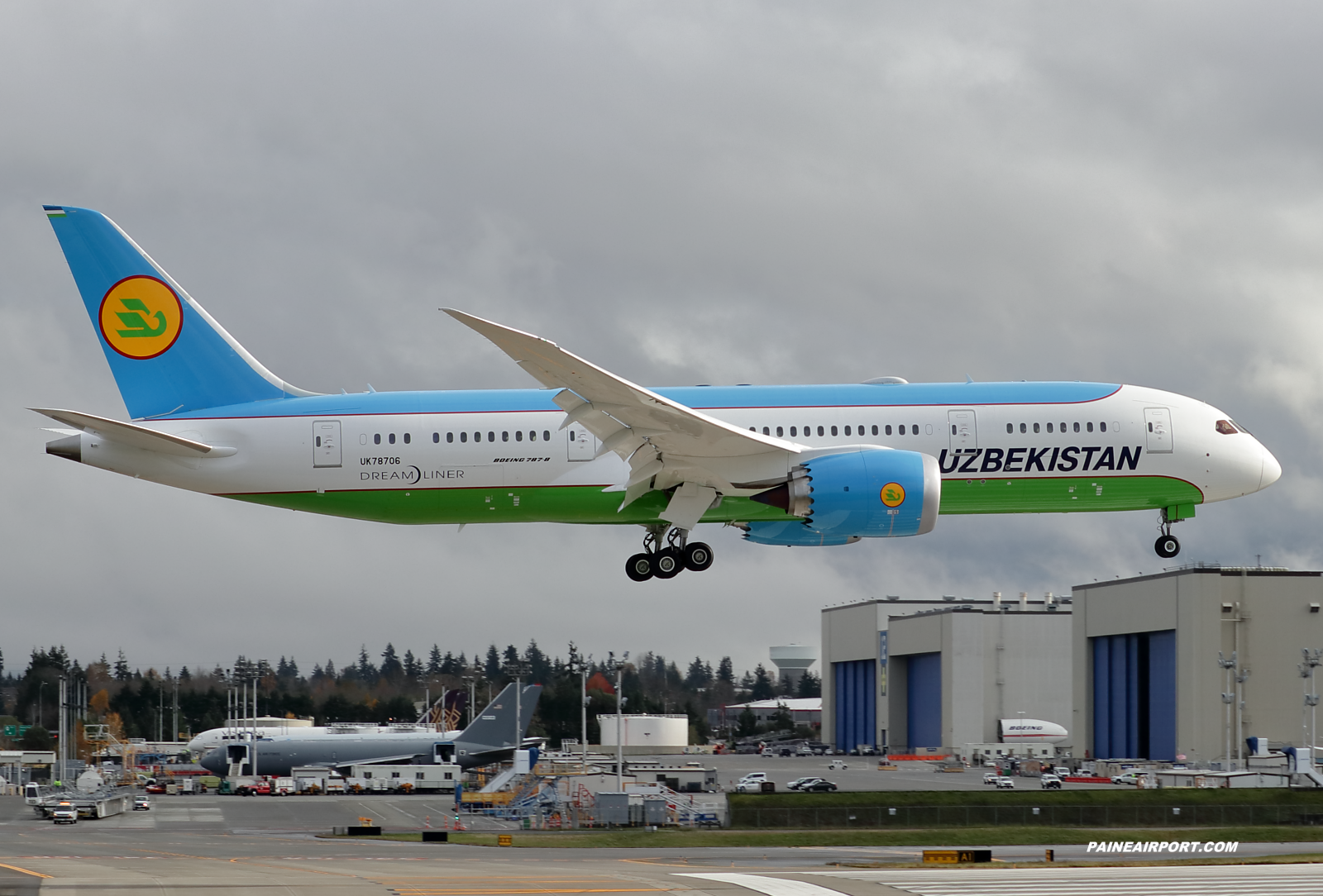 Uzbekistan Airways 787-8 UK78706 at KPAE Paine Field