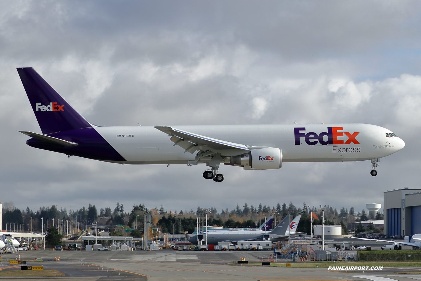 FedEx 767 N189FE at KPAE Paine Field 