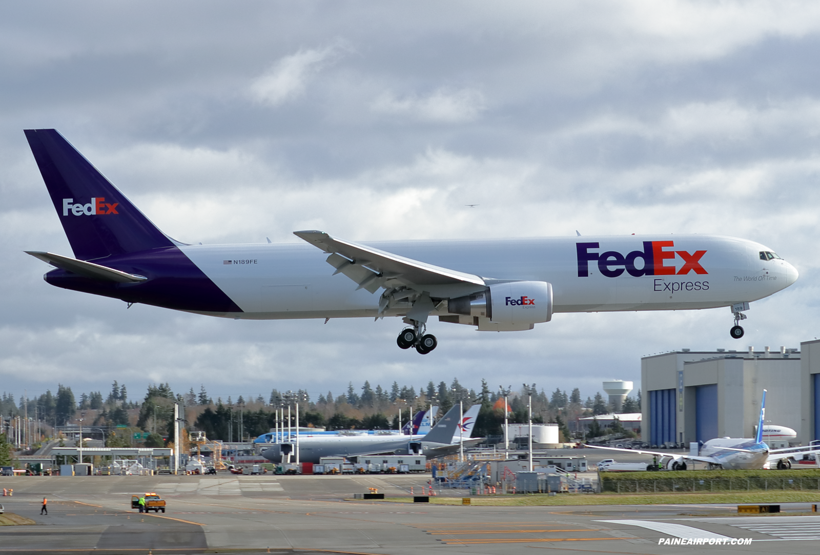 FedEx 767 N189FE at KPAE Paine Field