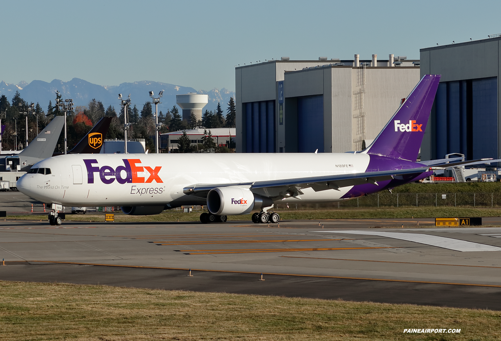 FedEx 767 N189FE at KPAE Paine Field