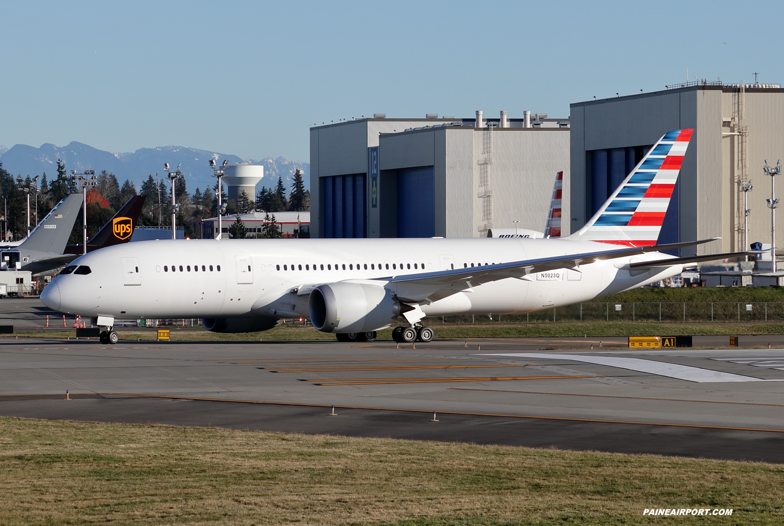 American Airlines 787-8 at KPAE Paine Field