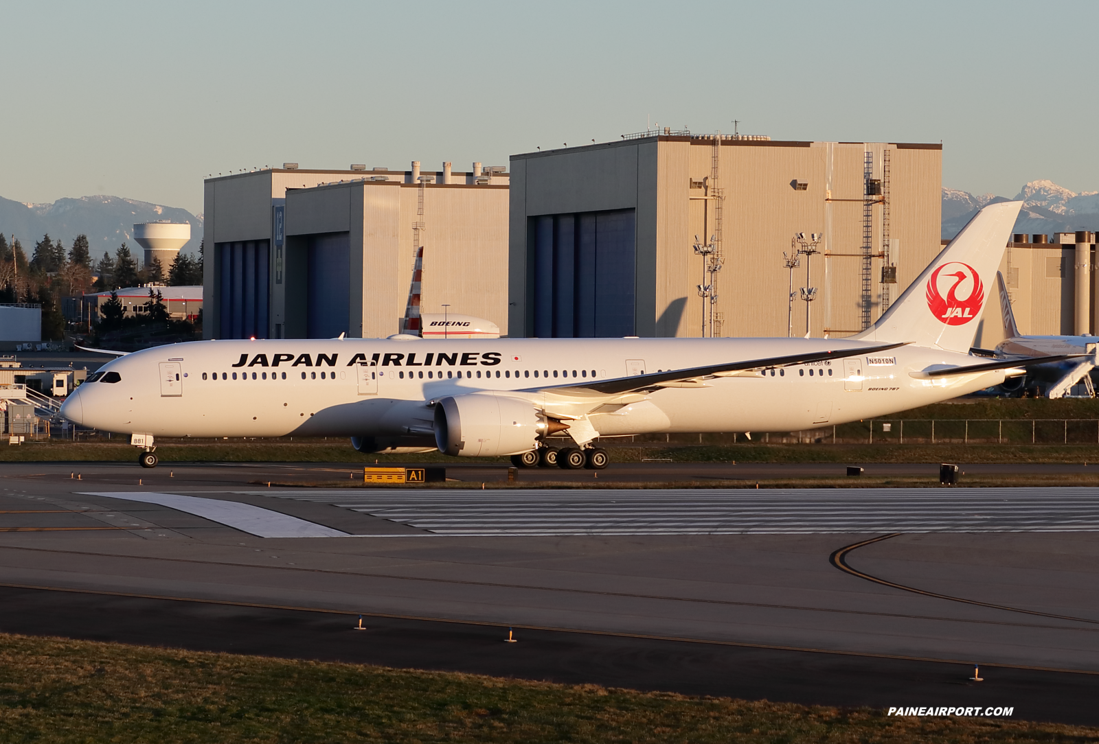 Japan Airlines 787-9 JA881J at KPAE Paine Field