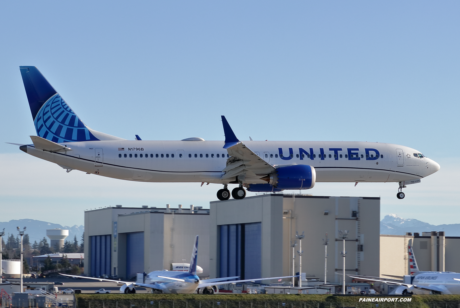 United Airlines 737-9 at KPAE Paine Field