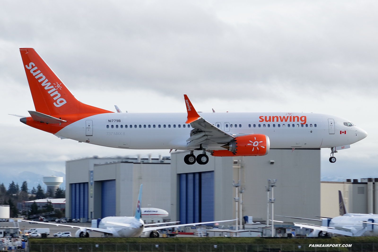 Sunwing 737 N1779B at KPAE Paine Field