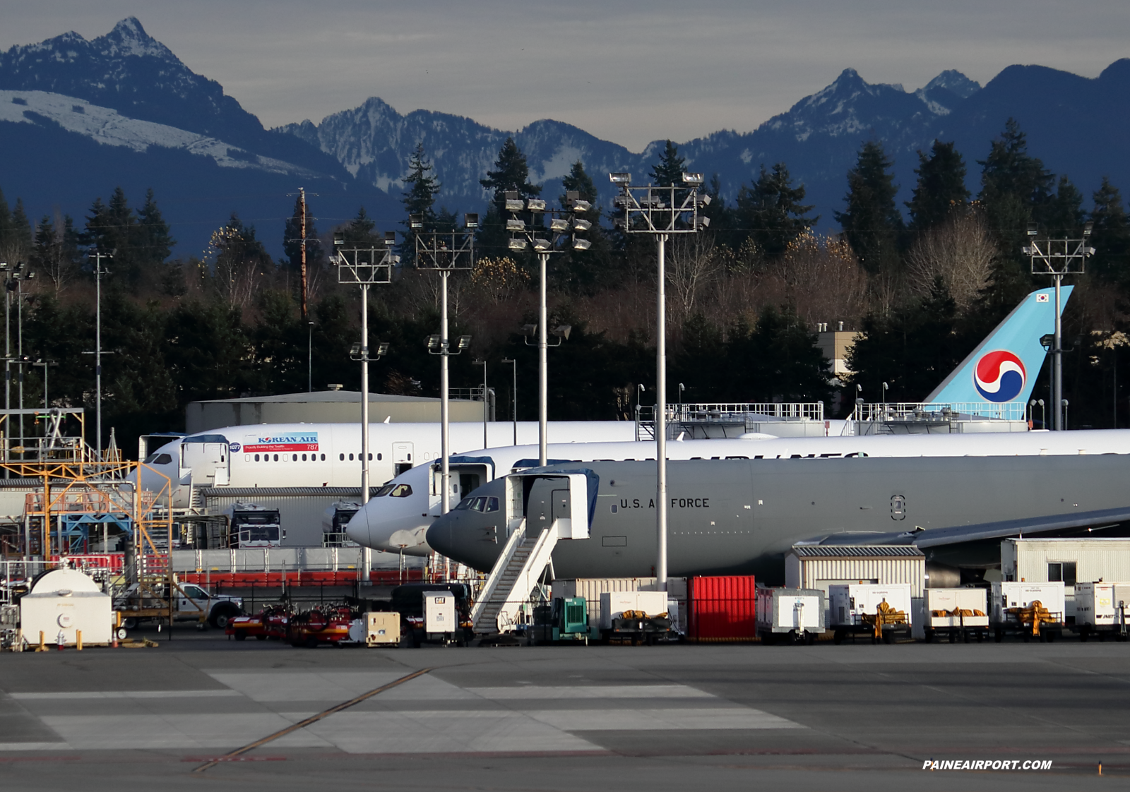 Korean Air Lines 787-9 HL8390 at KPAE Paine Field