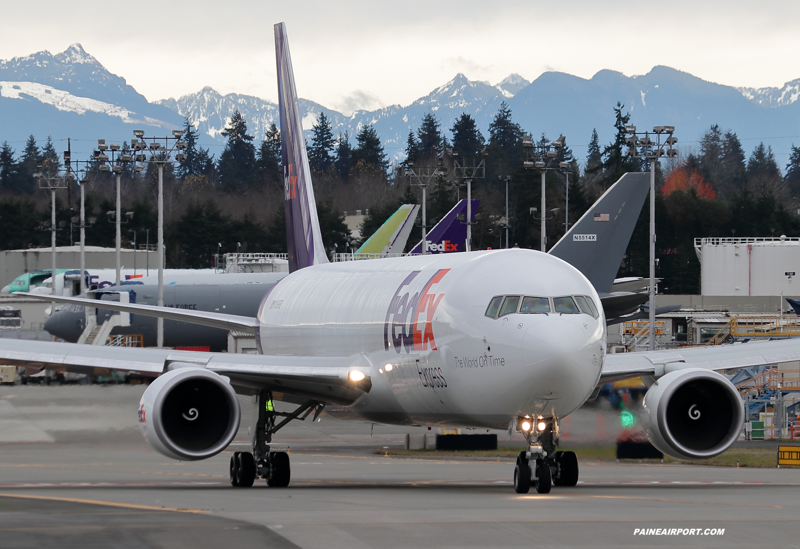 FedEx 767 N189FE at KPAE Paine Field