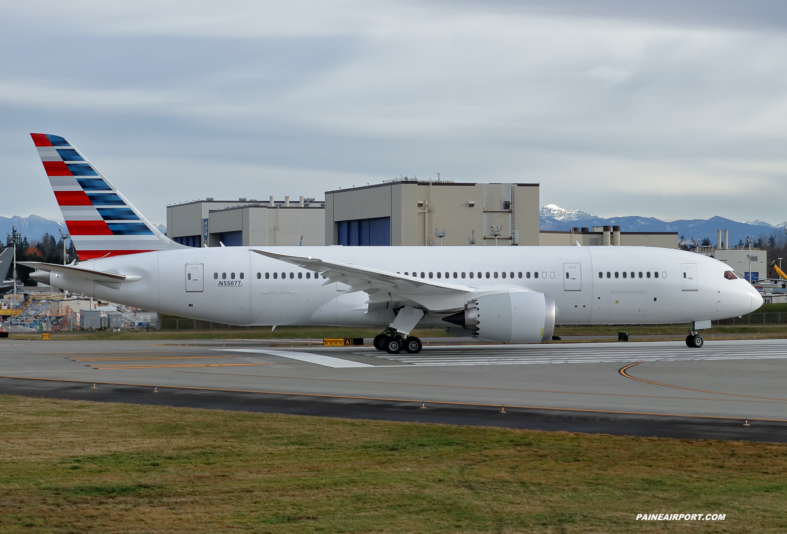 American Airlines 787-8 line 1075 at KPAE Paine Field 