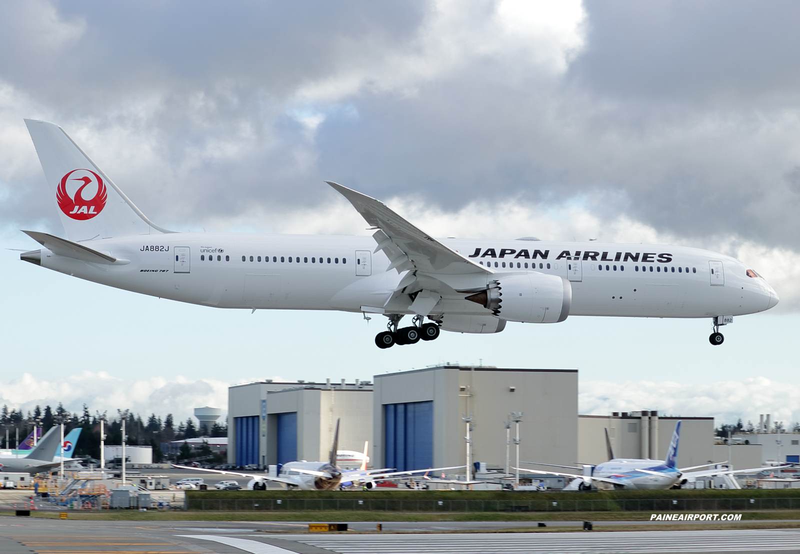 Japan Airlines 787-9 JA882J at KPAE Paine Field