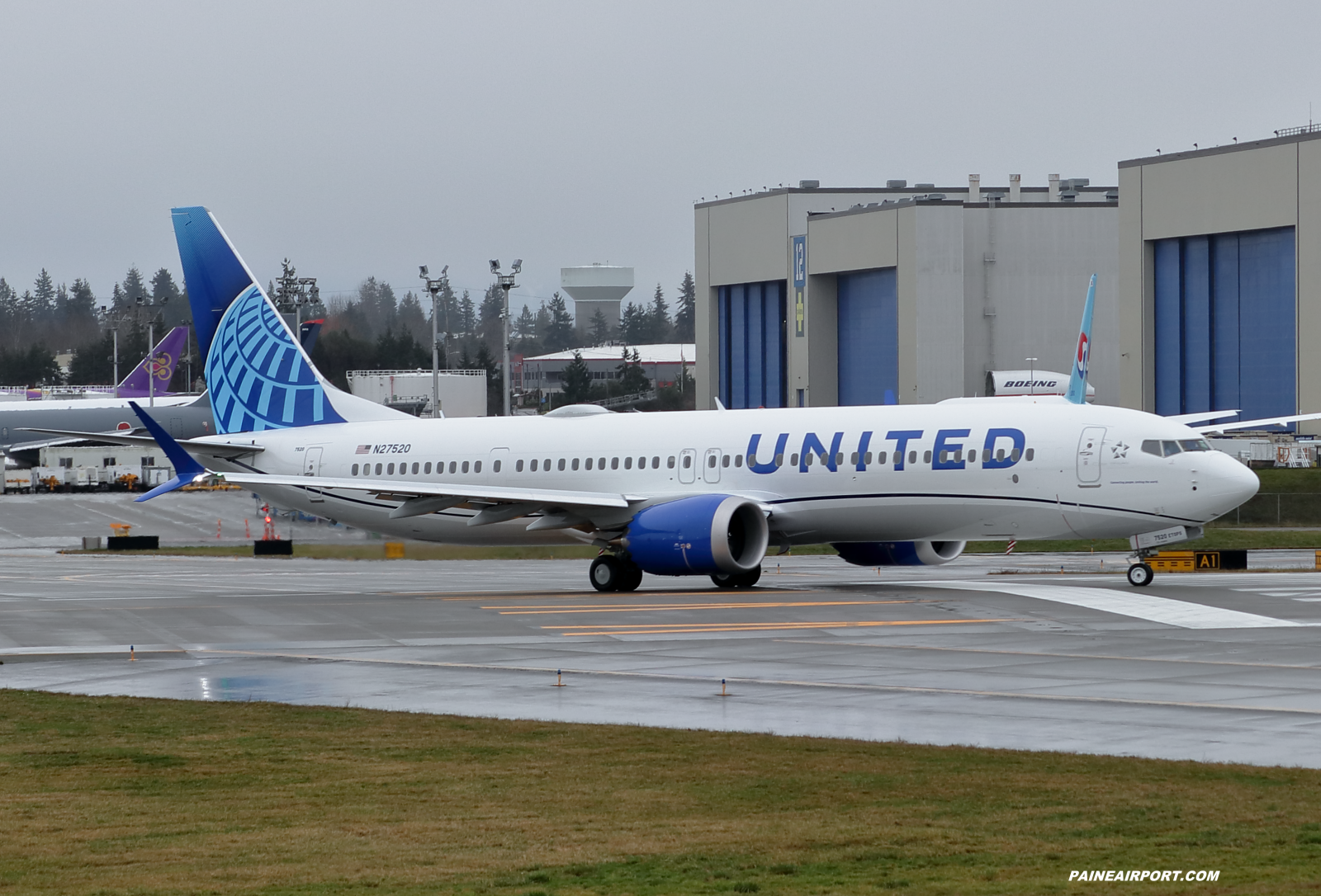 United Airlines 737 N27520 at KPAE Paine Field